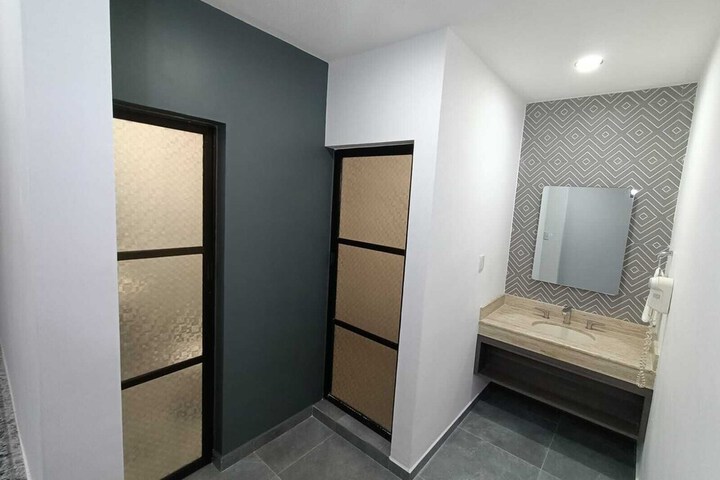 Room 9 of 12