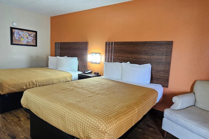 2 Double Beds (12 of 14)