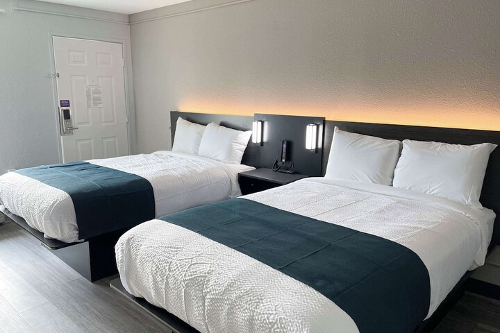 2 Double Beds (4 of 9)