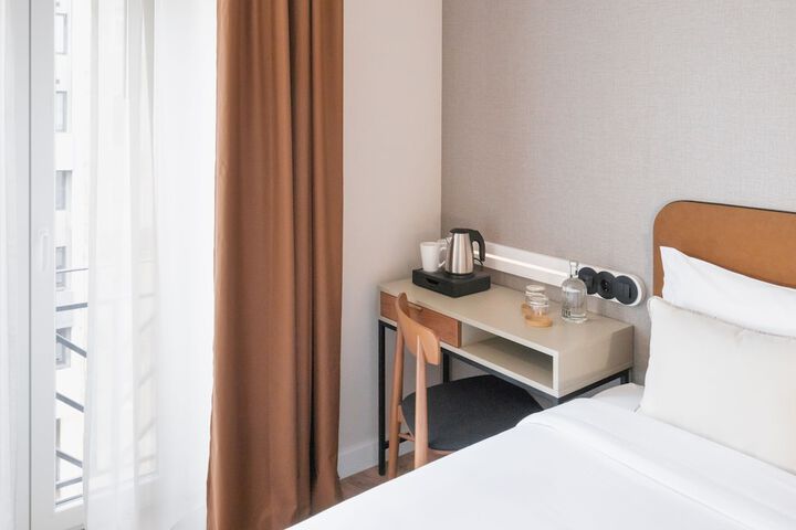 Room 6 of 33