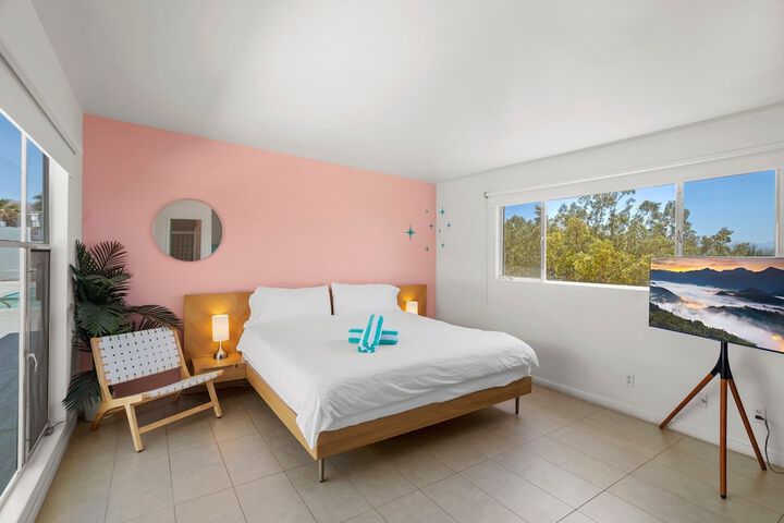 1 King Bed (4 of 28)