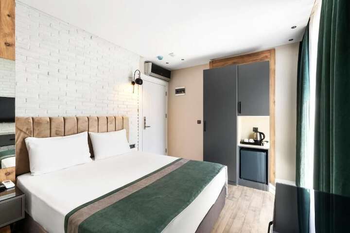 Room 6 of 25