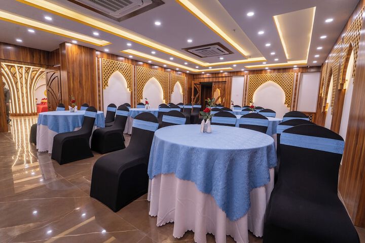 Ballroom/Hall 17 of 19