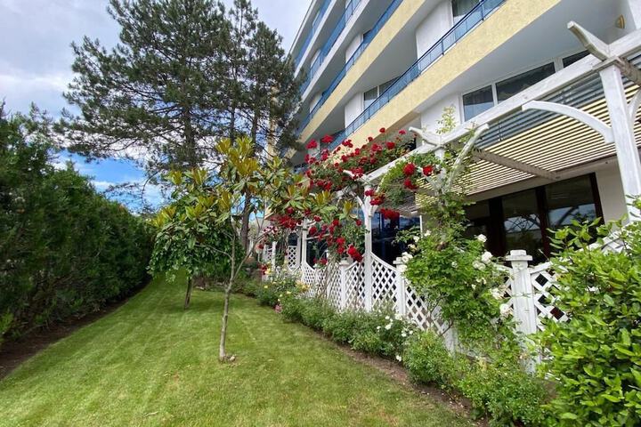 Hotel Exterior 8 of 28