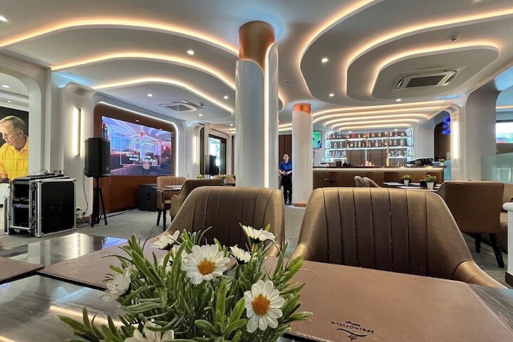 Lounge 84 of 106