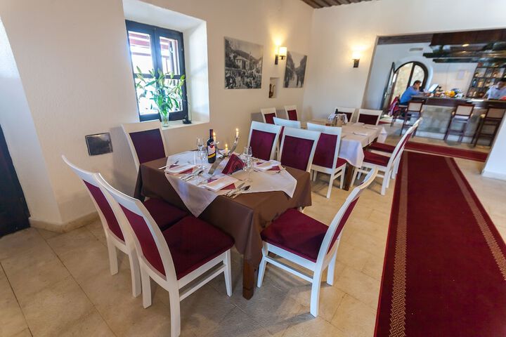 Dining 90 of 129