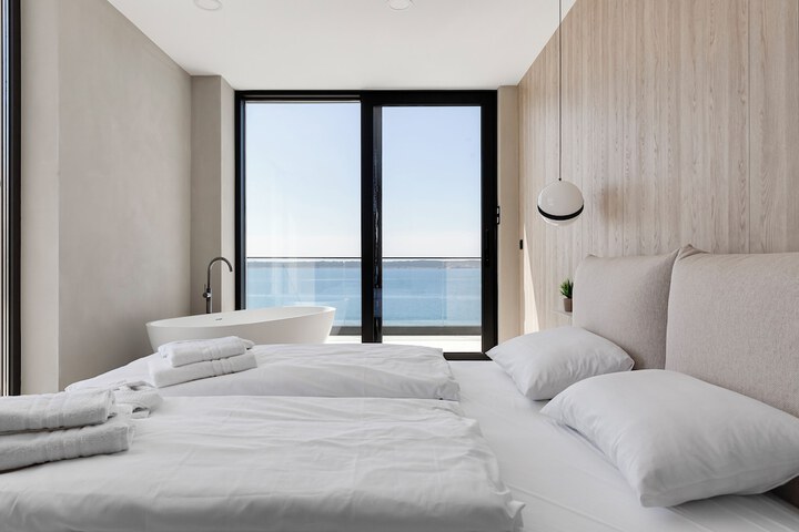 Room 6 of 28