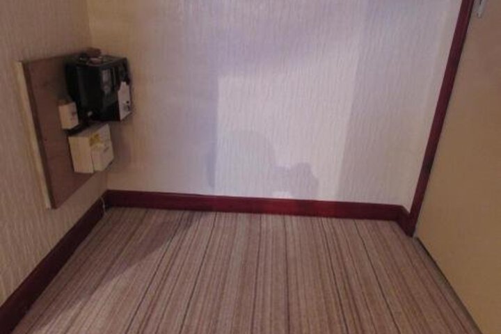 Room 9 of 14
