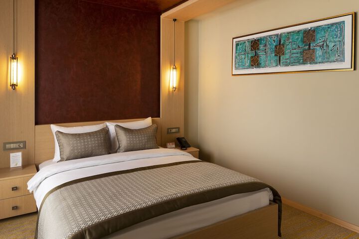 Room 14 of 102