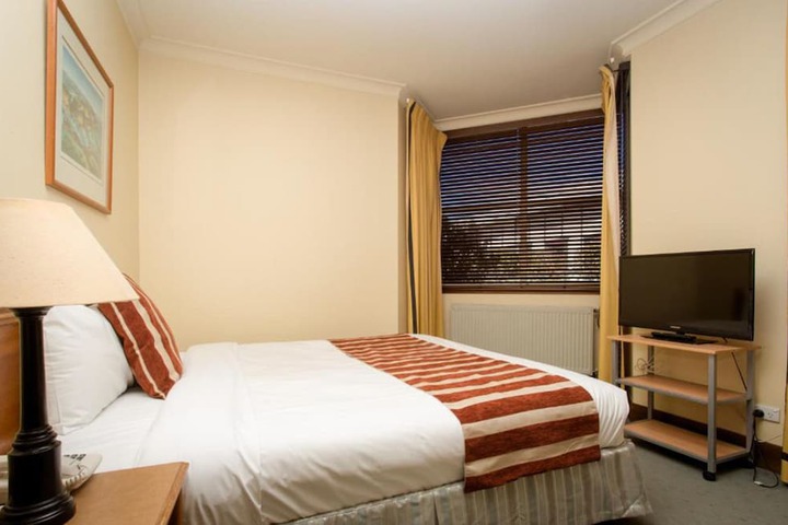 Room 17 of 38