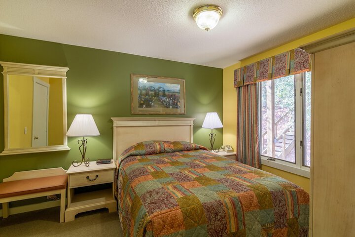 2 Queen Beds (17 of 39)