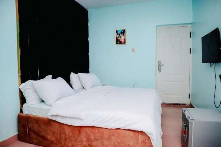 Room 5 of 18