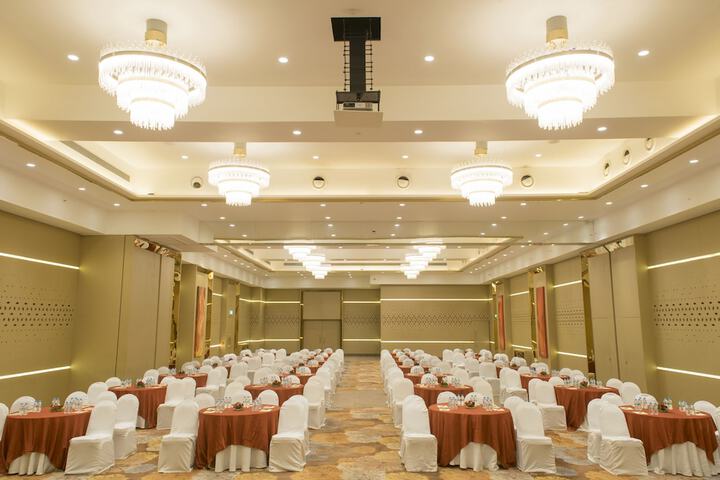 Ballroom/Hall 98 of 136