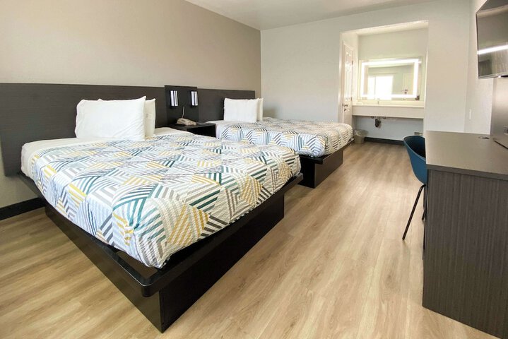1 Queen Bed (17 of 19)