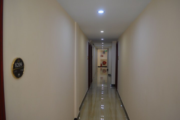 Ballroom/Hall 28 of 31