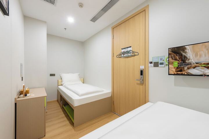 Room 13 of 43