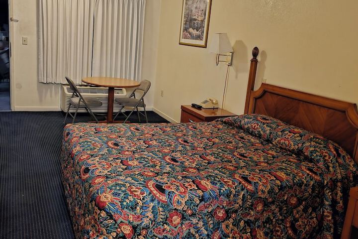 1 Queen Bed Refrigerator, Microwave (2 of 4)
