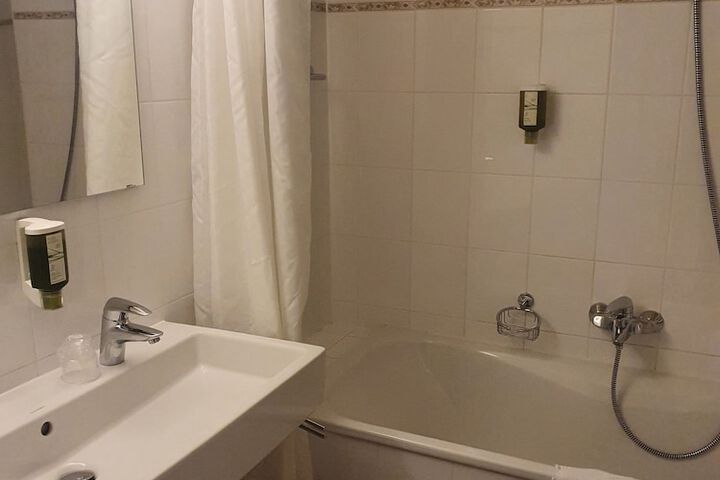 Room 34 of 52