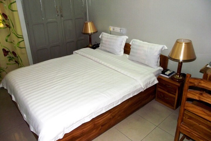 Room 6 of 28