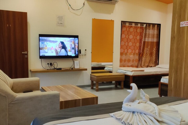 Room 4 of 12