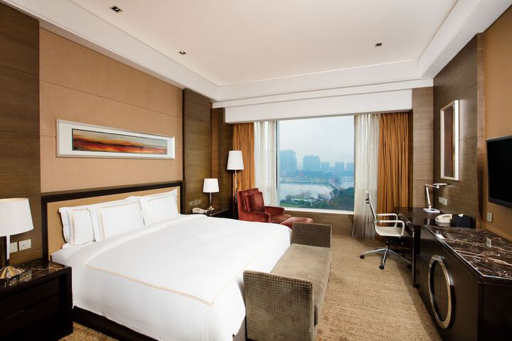 Room 10 of 82