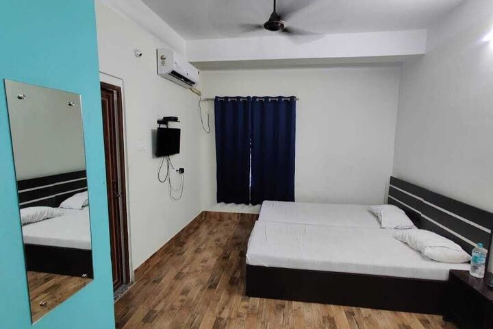 Room 10 of 12