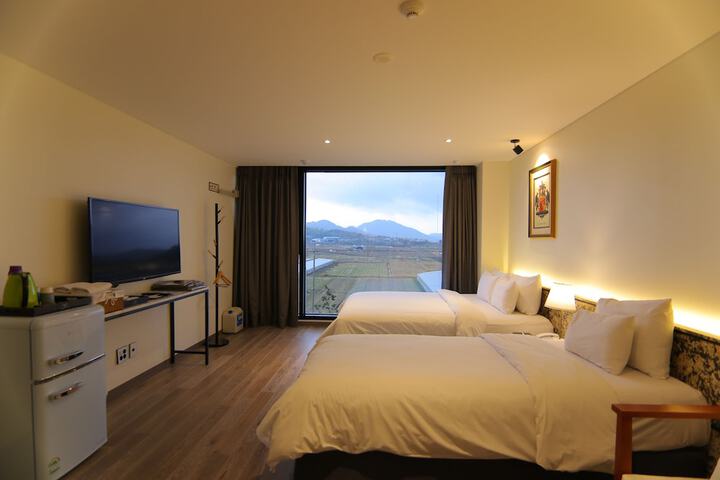 Room 32 of 190