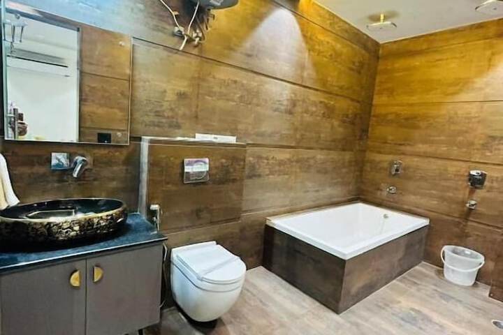 Room 12 of 28