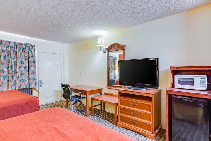 2 Queen Beds (9 of 12)