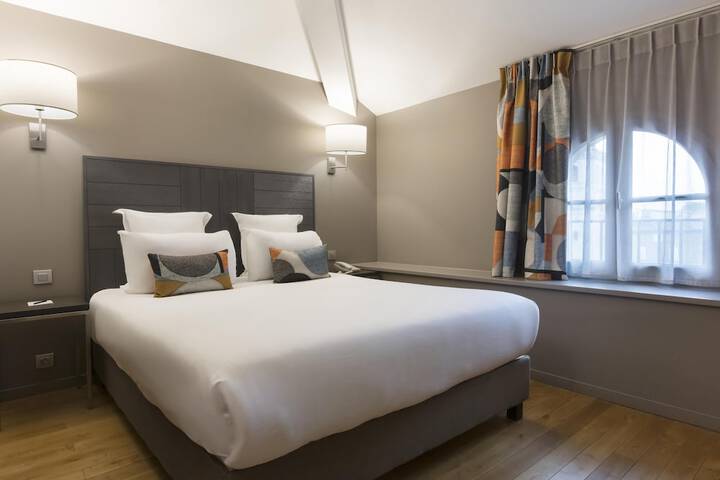 Room 40 of 102