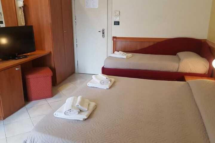 Room 4 of 10