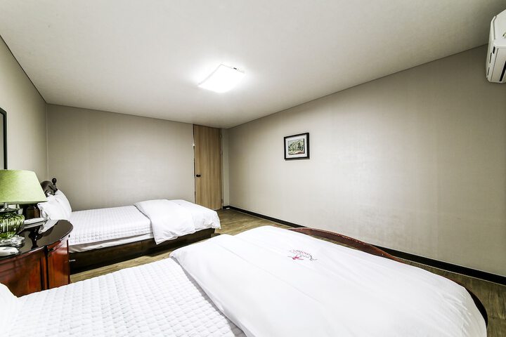 Room 32 of 95