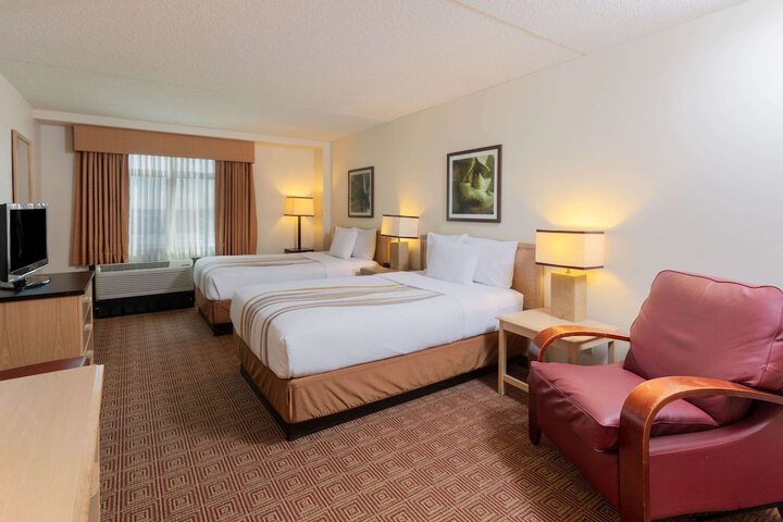 1 King Bed (4 of 4)