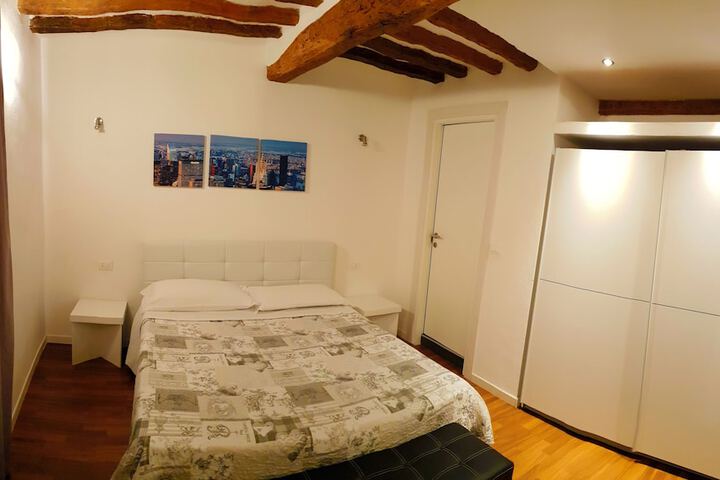 Room 9 of 33