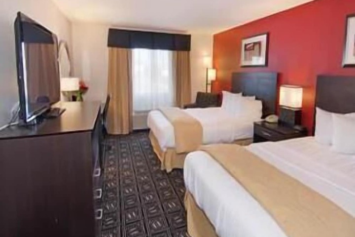 1 Queen Bed (2 of 6)
