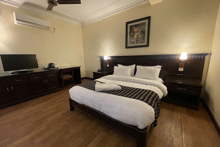 Room 6 of 18