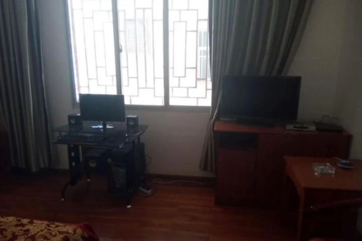 Room 4 of 10