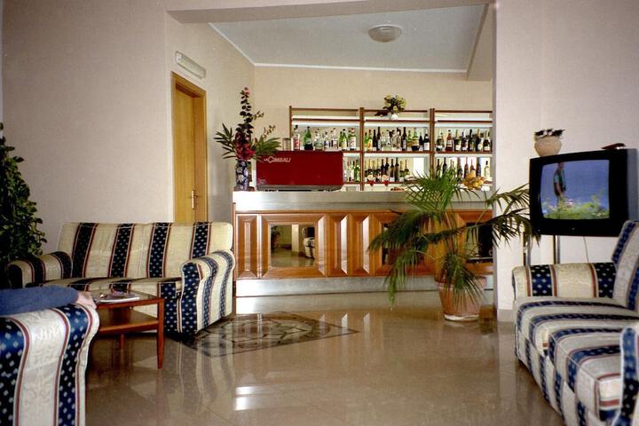 Lounge 26 of 43