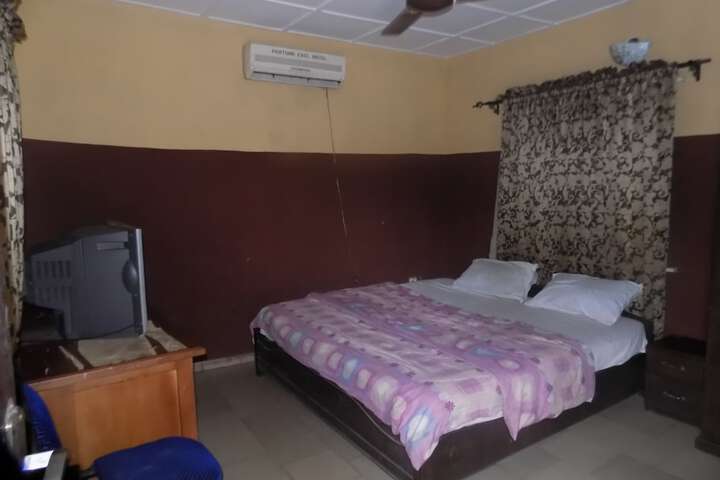 Room 4 of 17