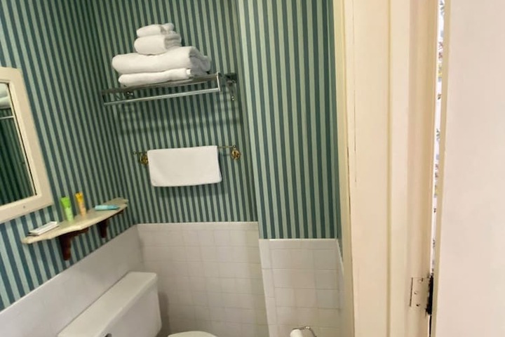 Basic Room 1 Double Bed Bathtub (6 of 10)