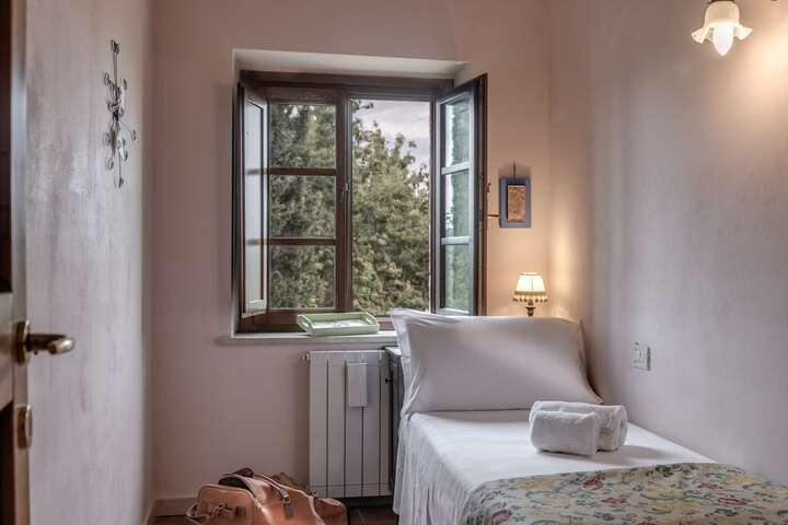 Room 9 of 211