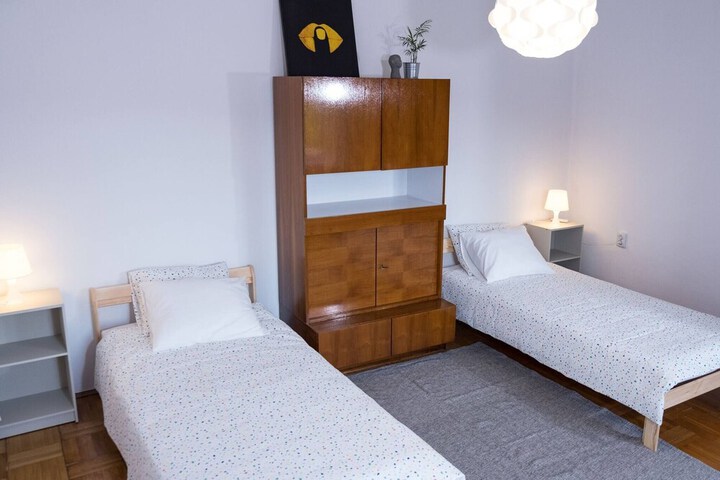 Room 2 of 27