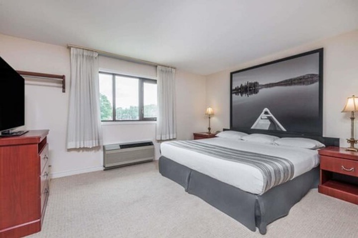1 King Bed Efficiency Room (2 of 11)