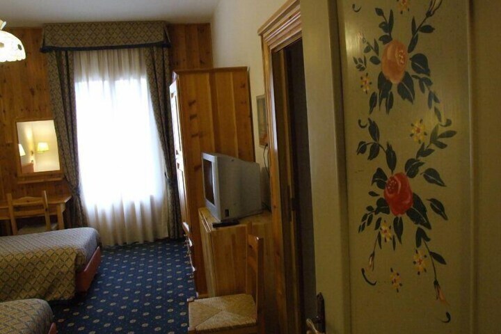 Room 9 of 37