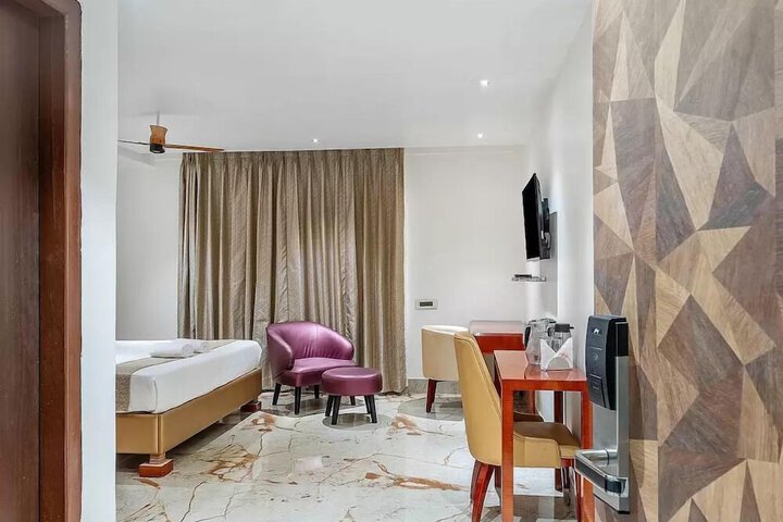 Room 9 of 16