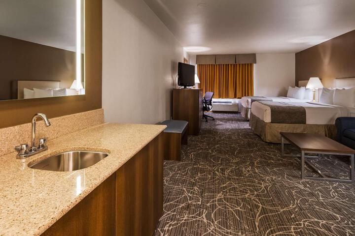 2 Queen Beds High Speed Internet Accessible Microwave and Refrigerator, Coffee Maker, Hairdryer Iron and Ironing Board Full Breakfast (7 of 10)