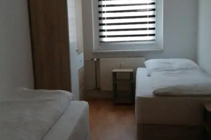 Room 4 of 8
