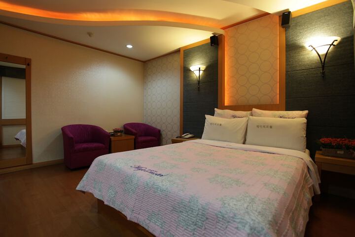 Room 12 of 13