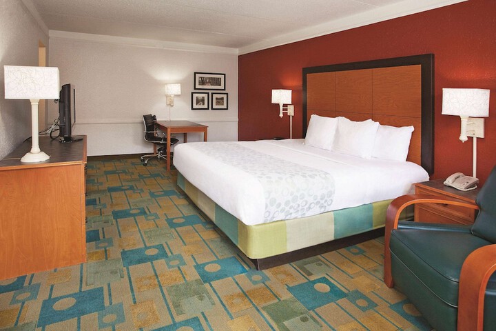 1 King Bed Deluxe (3 of 6)