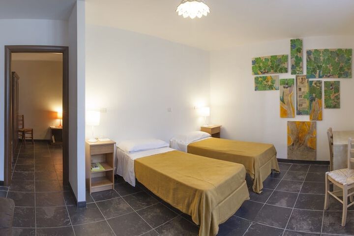 Room 6 of 25